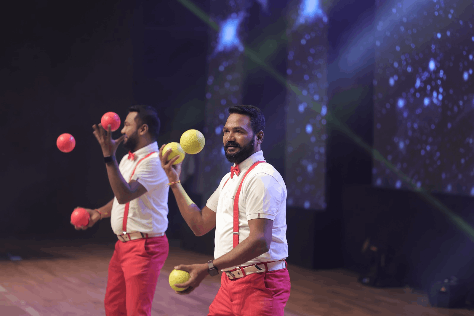 Twin Jugglers performance photograph 15